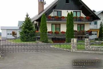 Kovana vrata in ograja, Vopolje, obokana polja