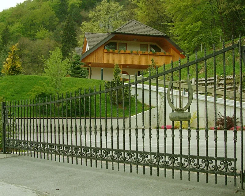 Kovana enokrilna vrata in vrata za osebni prehod, Moste