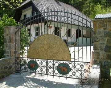 Kovana vrtnavrata s soncem in medvedom, Volčja, Vrtna vrata in ograje