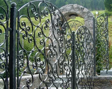 Baročna vrata v kamnitem loku in ograja
