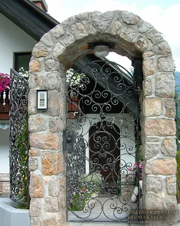 Kovana vrata in ograja, Javorniški rovt, Tolčeno (“kovano”) palično jeklo 16×16 mm 16×8 mm