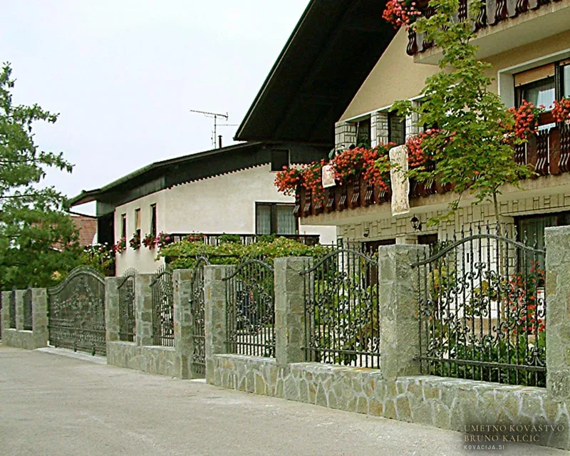Kovana vrata in ograja, Unanje Gorice