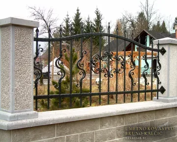 Kovana drsna vrata in ograja, Šenčur, detajl 1