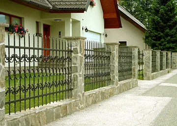 Kovana vrtna vrata in ograja, Vrbnje, Vrtna vrata in ograje