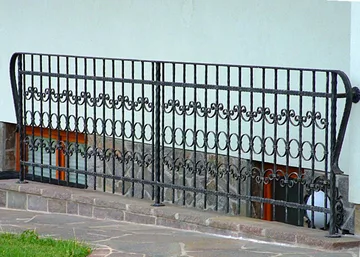 Kovana vrtna vrata in ograja, Vrbnje, z nabiralnikom