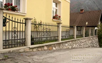 Kovana vrtna vrata in ograja, Jesenice, Vrtna vrata in ograje