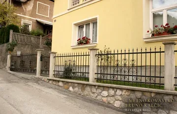Dvokrilna vrata, vrata za osebni prehod s padajočim lokom in ograja med betonskimi stebri