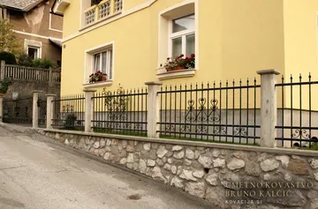 Kovana vrtna vrata in ograja, Jesenice, padajoči lok