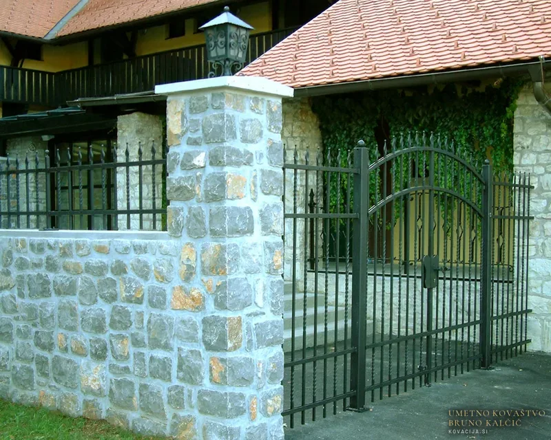 Kovana dvokrilna vrata in ograja, Podvin