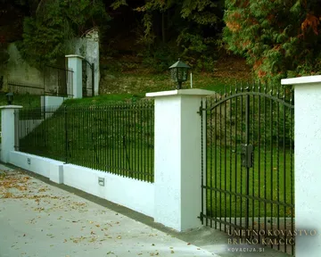 Kovana dvokrilna vrata in ograja, Podvin, Podvin (Radovljica), SI