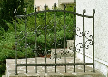 Kovana vrtna ograja, Godešič, s svetilkami