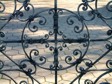 Kovana vrata, Primskovo, Tolčeno ("kovano") palično jeklo 16×16, 16×8 mm