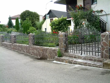 Kovana vrtna vrata in ograja, Trebnje, sulice in lilije
