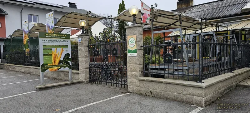 Kovana dvokrilna vrata za osebni prehod in ograja okoli terase, Bača (Faak am See)