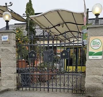 Kovana dvokrilna vrata za osebni prehod in ograja okoli terase, Bača (Faak am See), Vrtna vrata in ograje