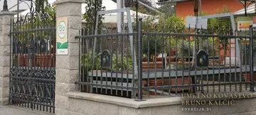 Kovana dvokrilna vrata za osebni prehod in ograja okoli terase, Bača (Faak am See), javni prostor