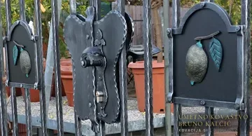 Kovana dvokrilna vrata za osebni prehod in ograja okoli terase, Bača (Faak am See), iz kovačije na Blejski Dobravi