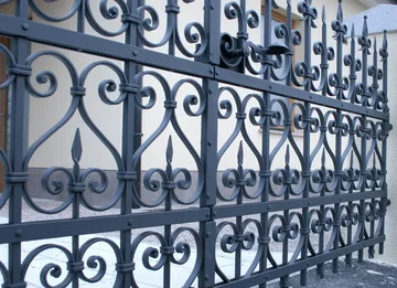 Kovana vrata na pokopališču, Črni Vrh nad Polhovem Gradcem, Palično jeklo 16×16 mm 16×8 mm, prečke 30×8 mm