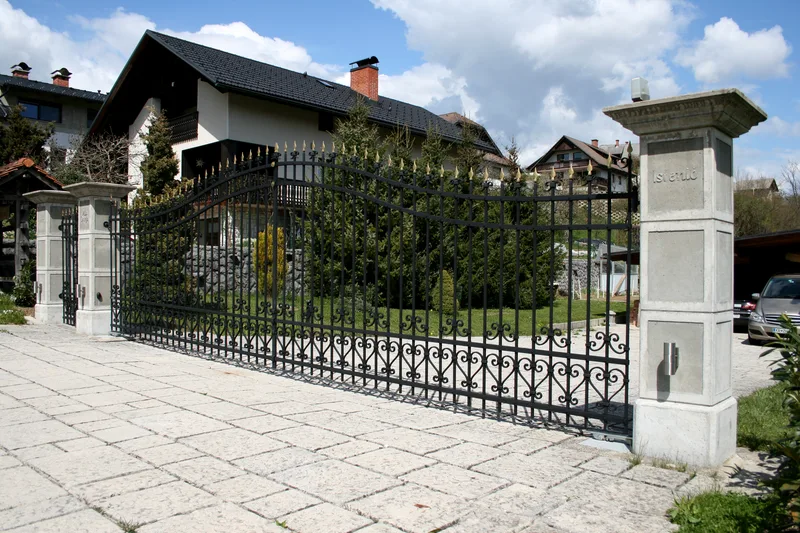 Kovana dvokrilna vrtna vrata in osebni prehod, Žlebe