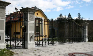 Kovana dvokrilna vrtna vrata in osebni prehod, Žlebe, Vrtna vrata in ograje