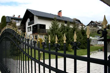 Kovana dvokrilna vrtna vrata in osebni prehod, Žlebe, iz kovačije na Blejski Dobravi