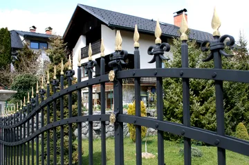 Kovana dvokrilna vrtna vrata in osebni prehod, Žlebe, detajl 1