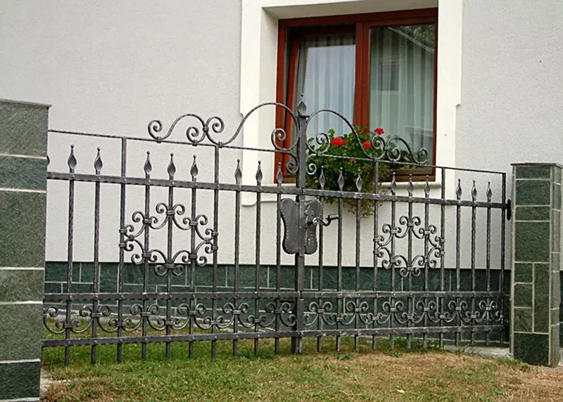 Kovana dvokrilna vrtna vrata in ograja, Šenturška gora
