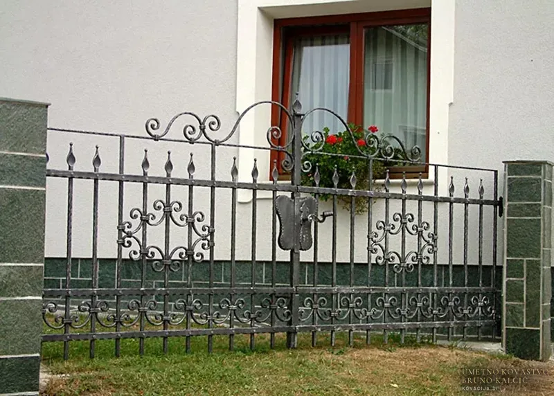 Kovana dvokrilna vrtna vrata in ograja, Šenturška gora
