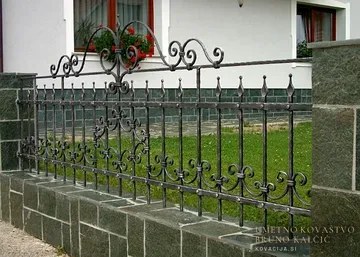 Kovana dvokrilna vrtna vrata in ograja, Šenturška gora, Vrtna vrata in ograje