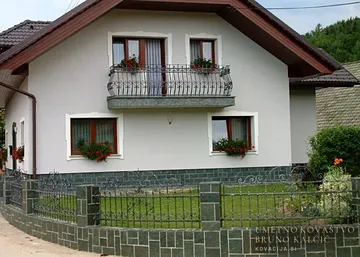Kovana dvokrilna vrtna vrata in ograja, Šenturška gora, nizka ograja
