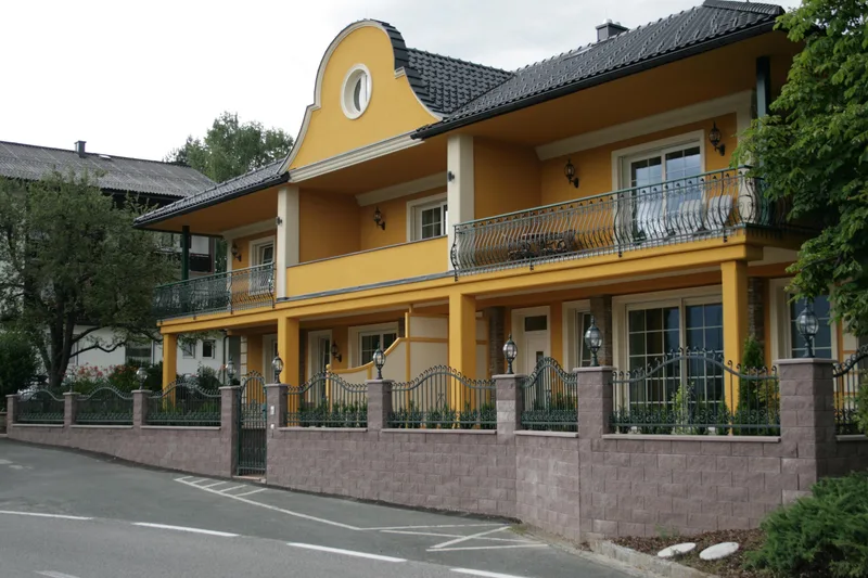 Kovana ograja z valovitim frizom