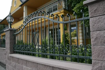 Kovana vrtna ograja z vrati za osebni prehod in balkonska ograja na počitniškem objektu ob Baškem jezeru