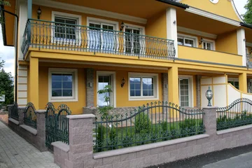 Kovana vrtna ograja in vrata za osebni prehod, Bača (Faak am See), celostna vila
