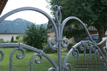 Kovana ograja s kronskim lokom, Žrelec (Ebenthal), detajl 1