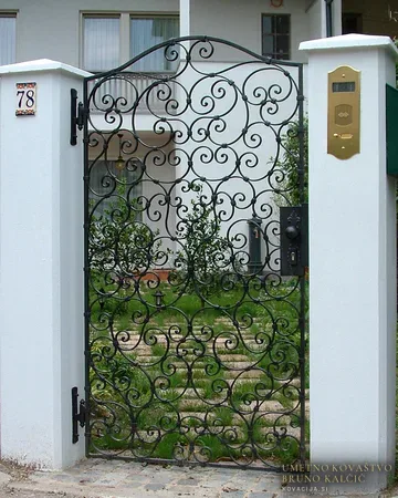 Velika enokrilna vrata za avto in vrata za osebni prehod, Zgornja Šiška, Vrtna vrata in ograje