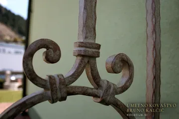 Kovana vrata za osebni prehod, Spittal an der Drau, svetla patina