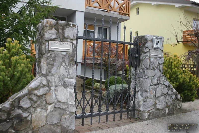 Kovana vrata za osebni prehod, Tržič
