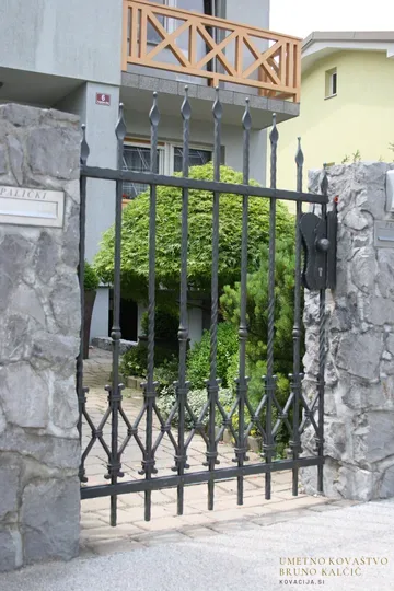 Kovana vrata za osebni prehod, Tržič, detajl 1