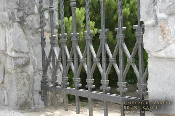 Kovana vrata za osebni prehod, Tržič, detajl 2