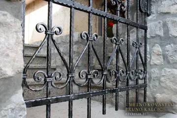 Kovana vrata v kamniti niši, Duplje, v kamnitem oboku