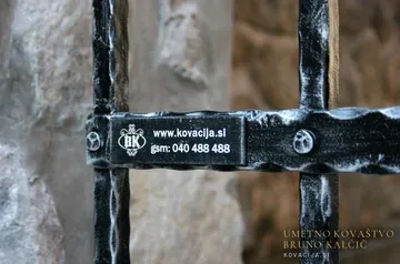 Kovana vrata v kamniti niši, Duplje, iz kovačije na Blejski Dobravi