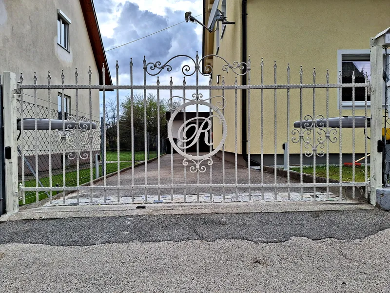 Kovana drsna vrata z monogramom