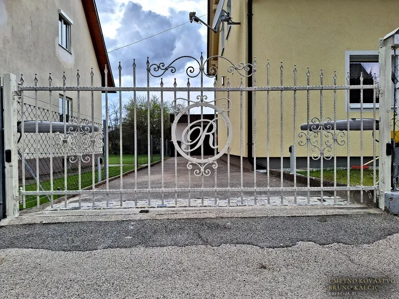 Kovana dvokrilna vrata 2/3 1/3 z monogramom, Celovec (Klagenfurt)