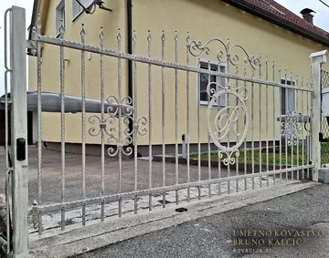 Kovana dvokrilna vrata 2/3 1/3 z monogramom, Celovec (Klagenfurt), Vrtna vrata in ograje