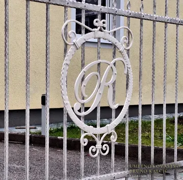 Kovana dvokrilna vrata z monogramom