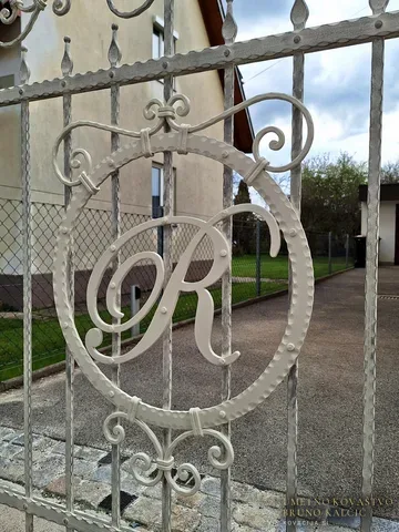 Kovana dvokrilna vrata 2/3 1/3 z monogramom, Celovec (Klagenfurt), detajl 1