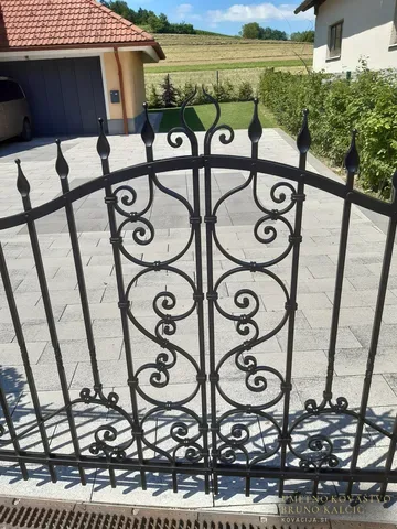 Kovana dvokrilna vrata, Moravče, Vrtna vrata in ograje