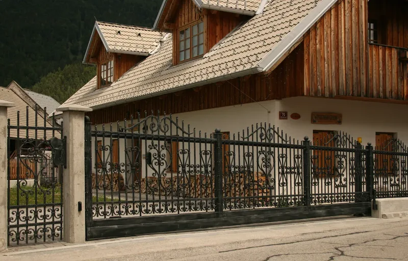 Kovana drsna vrata in vrtna ograja, Kranjska Gora