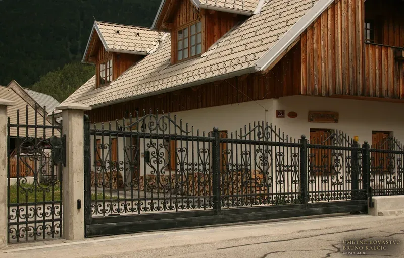 Kovana drsna vrata in vrtna ograja, Kranjska Gora