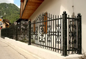Kovana drsna vrata in vrtna ograja, Kranjska Gora, Vrtna vrata in ograje